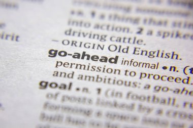 Sözlükte Go-ahead sözcüğü veya tümceciği.