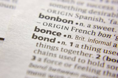 Sözlükteki sözcük veya bonce tümceciği.