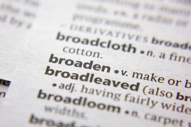 Sözlükte sözcük veya tümcecik genişletme.