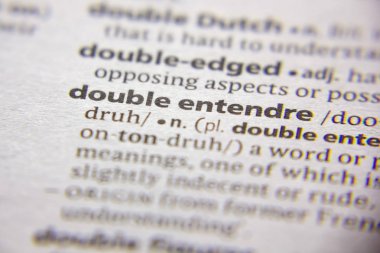Sözlükte çift entendre sözcük veya tümcecik.