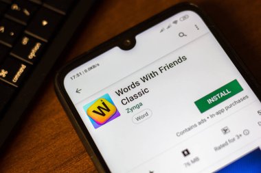 İvanovsk, Rusya-26 Haziran 2019: arkadaşlar Ile kelimeler akıllı telefonun ekranında klasik uygulama.