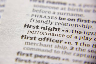 Sözlükteki ilk gece sözcük veya tümcecik.
