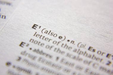 Sözlükteki sözcük veya ifade e.