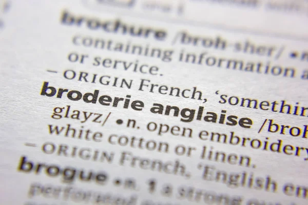 Sözlükte Broderie anglaise sözcük veya tümcecik.