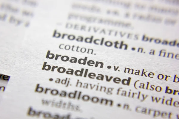 Sözlükte sözcük veya tümcecik genişletme.