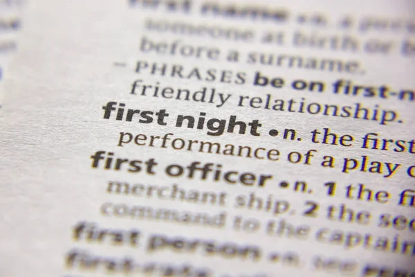 Sözlükteki ilk gece sözcük veya tümcecik.