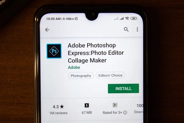 Ивановск, Россия - 07 июля 2019 года: приложение Adobe Photoshop Express на дисплее смартфона или планшета . — стоковое фото