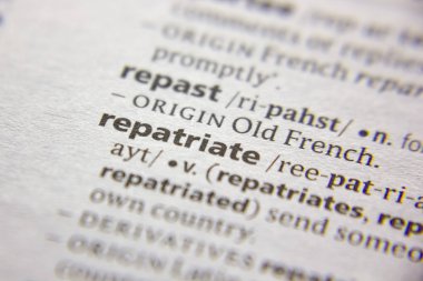 Sözlükte geri gönderilen sözcük veya tümcecik.