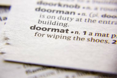 Sözlükte Word veya tümcecik Doormat.