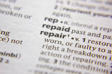 Sözlükte sözcük veya tümcecik onarımı.