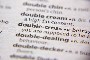 Sözlükte sözcük veya tümcecik Çift çapraz.