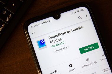 Ivanovsk, Rusya - 07 Temmuz 2019: Photoscan by Google Fotoğraflar uygulaması akıllı telefon veya tablet ekranında.