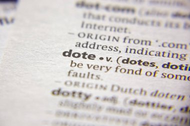 Sözlükteki sözcük veya tümcecik Dote.