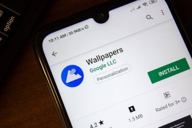 İvanovsk, Rusya-07 Temmuz 2019: akıllı telefon veya tablet ekranında Google Wallpapers uygulaması.