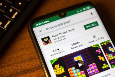 İvanovsk, Rusya-26 Haziran 2019: Smartphone ekranında blok puzzle Jewel uygulaması.