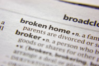 Sözlükte kelime veya ifade Kırık ev.