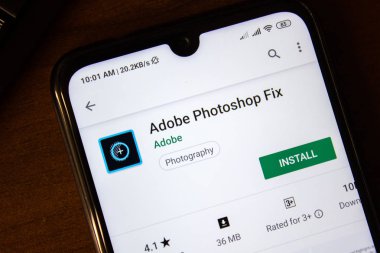 Ivanovsk, Rusya - 07 Temmuz 2019: Adobe Photoshop Fix uygulaması akıllı telefon veya tablet ekranında.