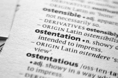 Sözlükteki sözcük veya tümcecik Ostentation.