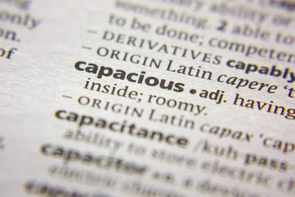 Sözlükte Capacious sözcüğü veya tümceciği.
