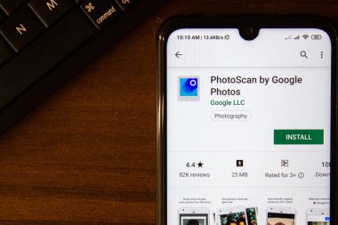 Ivanovsk, Rusya - 07 Temmuz 2019: Photoscan by Google Fotoğraflar uygulaması akıllı telefon veya tablet ekranında.