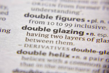 Sözlükte çift cam sözcük veya tümcecik.