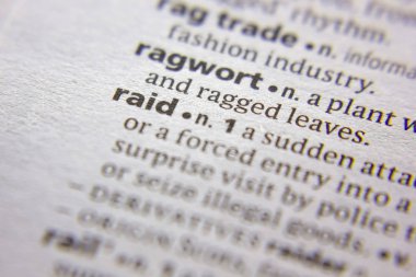 Sözlükte Sözcük veya tümcecik Raid.