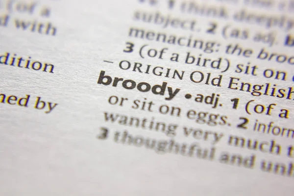 Palavra ou frase Broody em um dicionário . — Fotografia de Stock