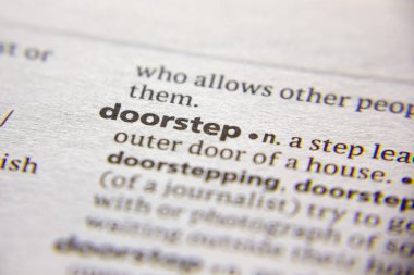 Sözlükte Word veya tümcecik Doorstep.