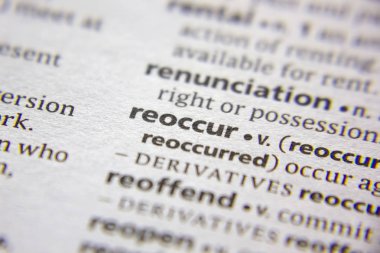 Sözlükte yeniden gerçekleşen sözcük veya tümcecik.