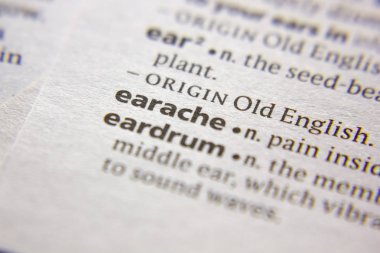 Bir sözlükte kelime veya ifade Earache.