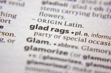 Sözlükte Sözcük veya tümcecik Glad paçavralar.