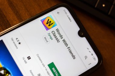 İvanovsk, Rusya-26 Haziran 2019: arkadaşlar Ile kelimeler akıllı telefonun ekranında klasik uygulama.