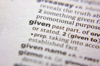 Sözlükte verilen sözcük veya tümcecik.