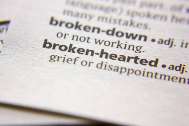 Sözlükte kırık yürekli sözcük veya tümcecik.