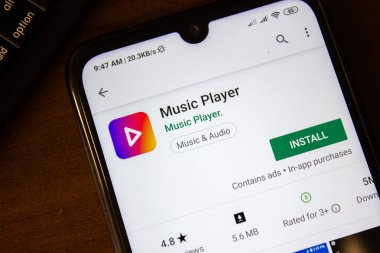 İvanovsk, Rusya-07 Temmuz 2019: Smartphone veya tabletin ekranında müzik çalar uygulaması.