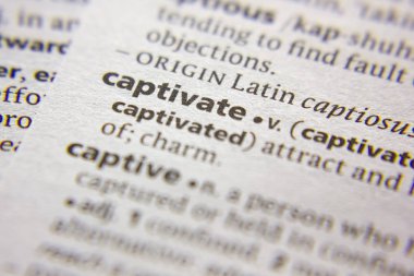 Sözlükte sözcük veya tümcecik Captivate.