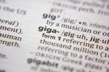 Sözlükte Giga- sözcükte sözcük veya tümcecik.