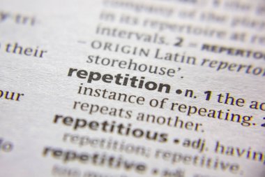 Sözlükte sözcük veya tümcecik tekrarlama.