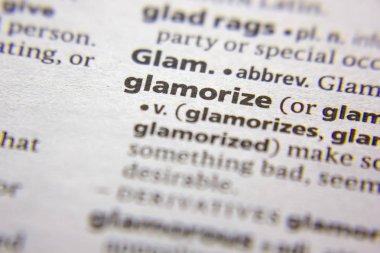 Sözlükte Glamorize kelimesi veya tümceciği.