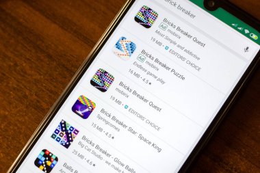 Ivanovsk, Rusya - 26 Haziran 2019: Akıllı telefonun ekranında Bricks Breaker Quest uygulaması.