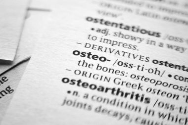 Sözlükte Osteo- sözcükte sözcük veya tümcecik.