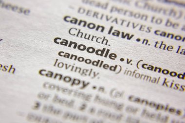 Sözlükte kelime veya ifade Canoodle.