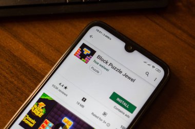 İvanovsk, Rusya-26 Haziran 2019: Smartphone ekranında blok puzzle Jewel uygulaması.