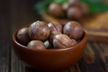 Macadamia fıstığı kahverengi bir seramik kase.