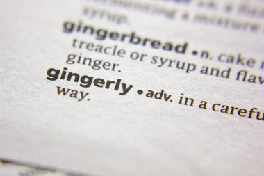 Sözlükte Gingerly kelimesi veya deyimi.