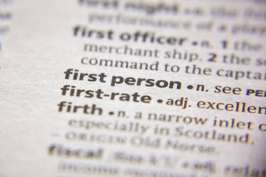 Sözlükteki ilk kişi sözcük veya tümcecik.