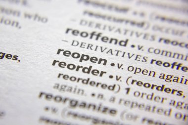 Sözlükte yeniden açılan sözcük veya tümcecik.