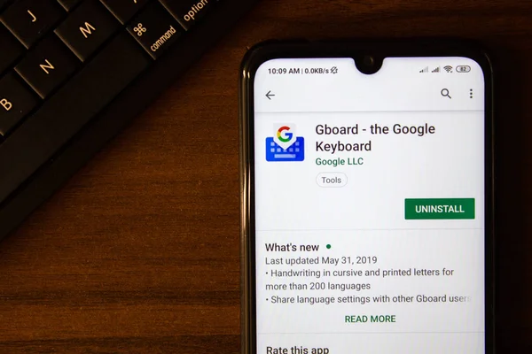 Ивановск, Россия - 07 июля 2019 года: Gboard - приложение для клавиатуры Google на дисплее смартфона или планшета. — стоковое фото