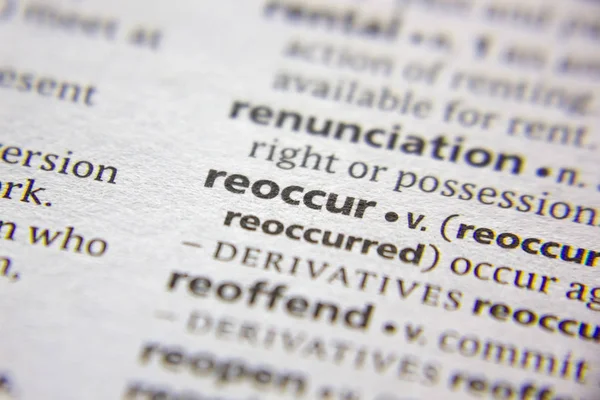 Sözlükte yeniden gerçekleşen sözcük veya tümcecik.