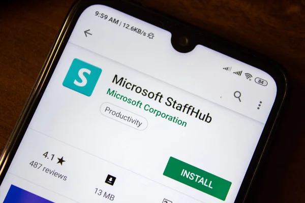 Ивановск, Россия - 07 июля 2019 года: приложение Microsoft StafHub на дисплее смартфона или планшета. — стоковое фото